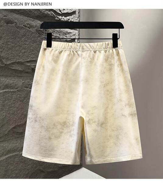 No verão, a moda do casaco masculino tem dois pantalões curtos e um conjunto completo.