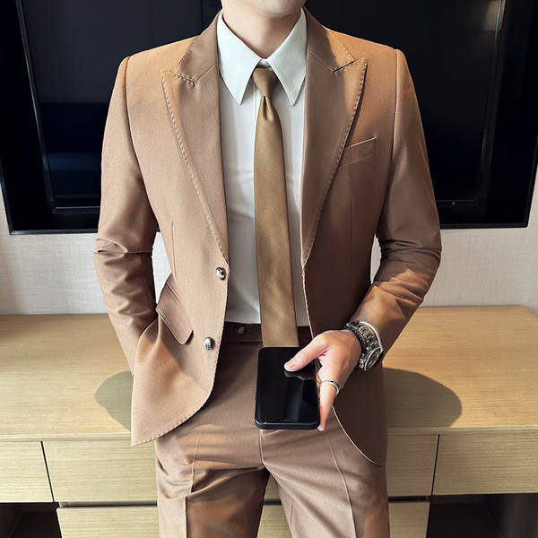 Vestido masculino de verão com duas camisetas masculinas de verão.
