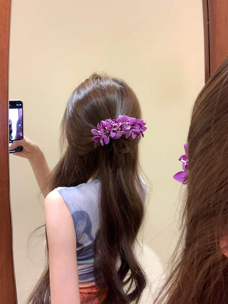 Penteado com Flor e Contas Rosa
