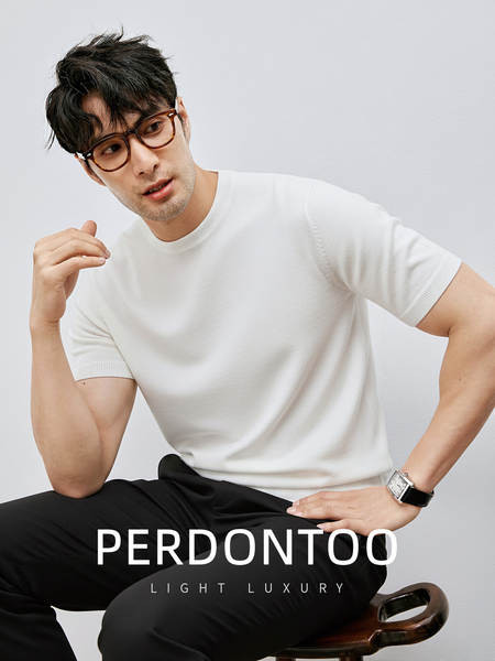 No outono, os homens usam camisetas de couro curto.