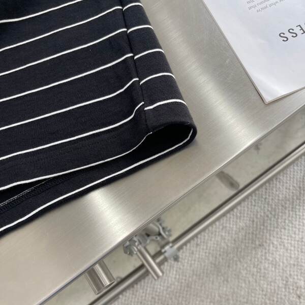 Versão correta 25 verão novo modelo miu falso casamento tiras de corda relaxante calça curta T-shirt masculino e feminino do mesmo estilo colarinho