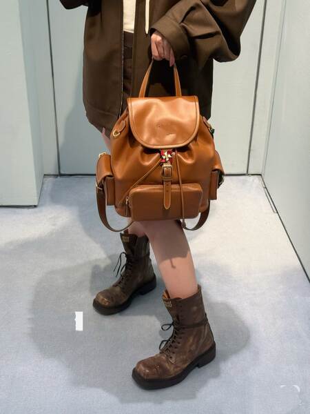 Miu Mu2025 nova mochila de couro duplo de ombros de alta sensibilidade de mão de ombro único de trabalho real mochila femininas atacado