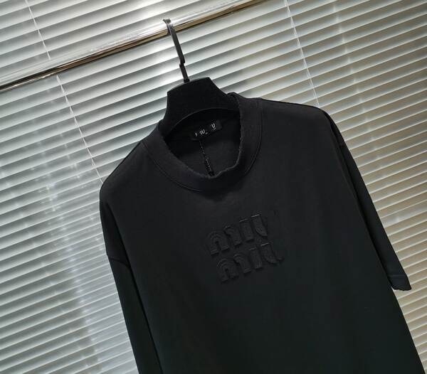 T-shirt masculino e feminino de alta qualidade com pulseira escura e escura.
