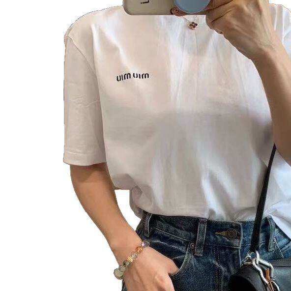 Camiseta feminina curta de manga com estampa de letra