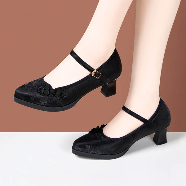 Mulheres chinesas usam sapatos de verão com calçado de cavalo