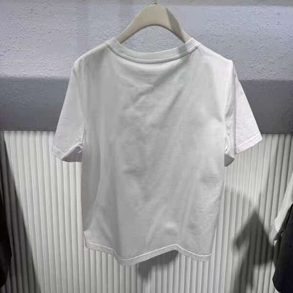 Camiseta branca curta de manga solta