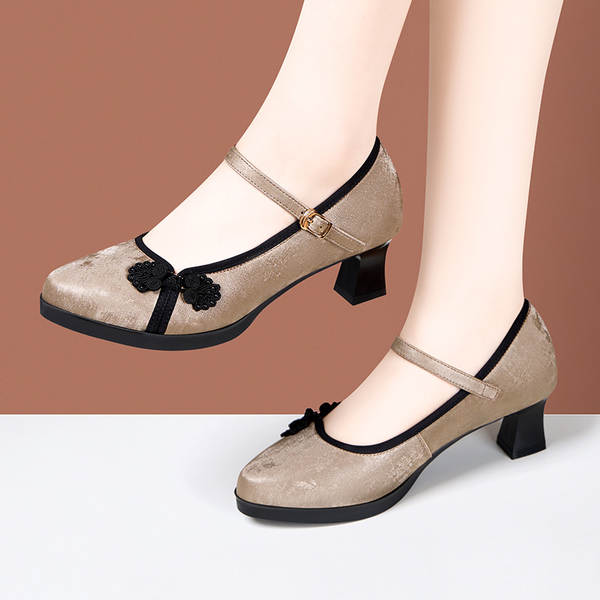 Mulheres chinesas usam sapatos de verão com calçado de cavalo