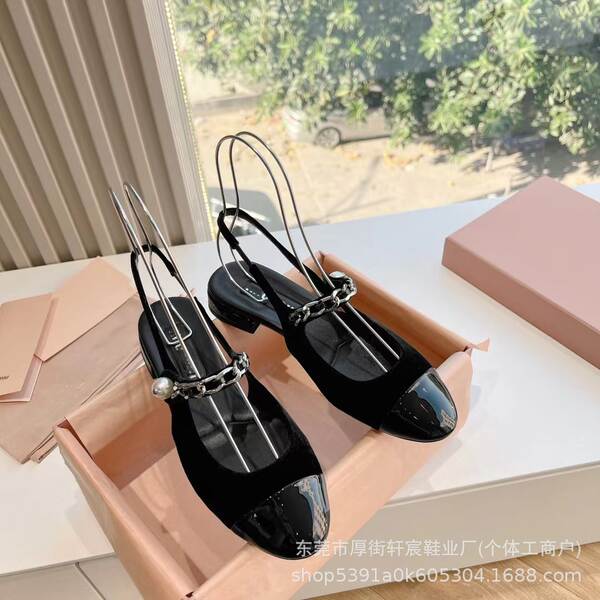 Mulheres do Verão de 2024 e primavera de 2024 com sapatos frios.