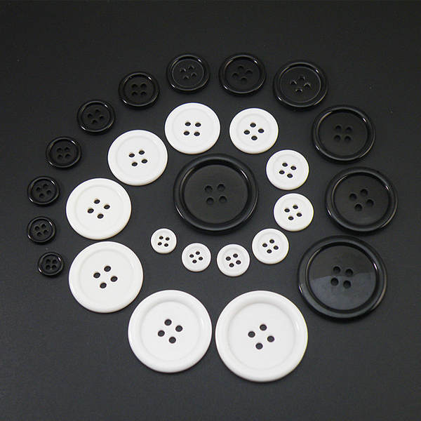 Botão do fabricante botão de resina preto branco quatro olhos largos botão de pão fino borda polo camisa botão de roupa