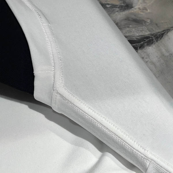 Em 2025, uma camiseta curta é usada por meninas mais velhas.