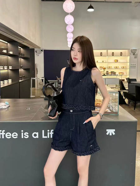 Conjunto sem mangas e short com detalhes em flor