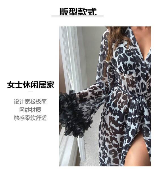 Roupa de banho feminina com estampa de leopardo
