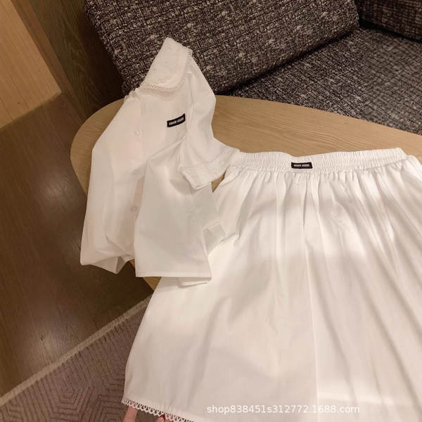 Nova coleção de bonecas com camisa curta