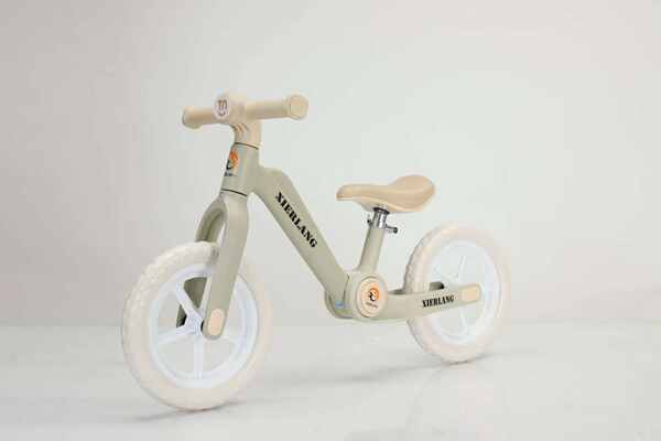 Crianças de 2 a 6 anos de idade podem andar de bicicleta sem andar de bicicleta