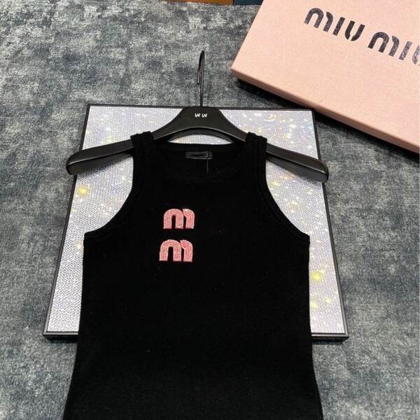 No verão, a nova camiseta sem fio é usada.