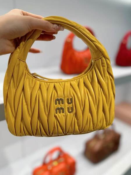 Bolsa feminina de couro com detalhes em pregas