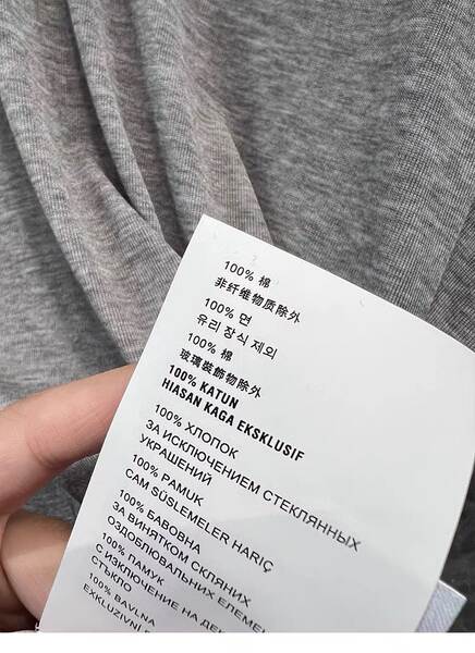 T-Shirt Miu 25 Primavera Novo V Colar Letra de algodão puro Camiseta de algodão solto Camiseta de algodão comprido