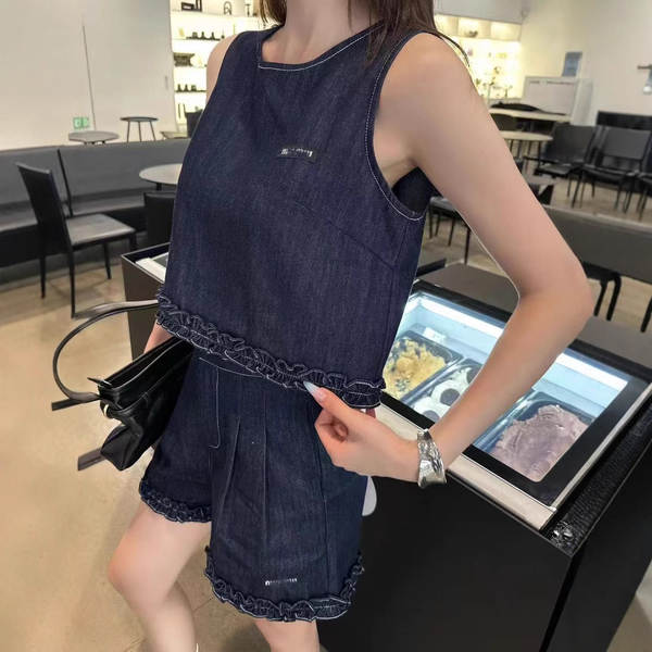 Conjunto sem mangas e short com detalhes em flor