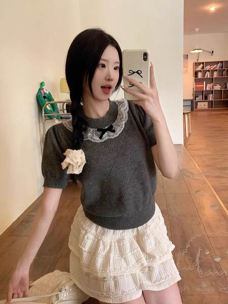Blusa curta de malha com laço e renda