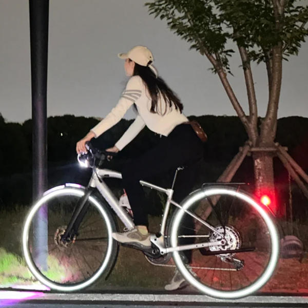 Aplicável à roda de bicicleta de noite, à luz refletida da noite, à montanha, à estrada, à noite, à roda de pneus decorativa, à luz refletida.