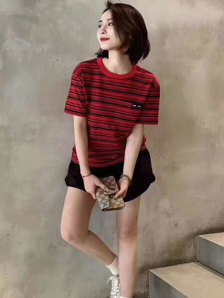 Camisa feminina de manga curta com estampa de listras