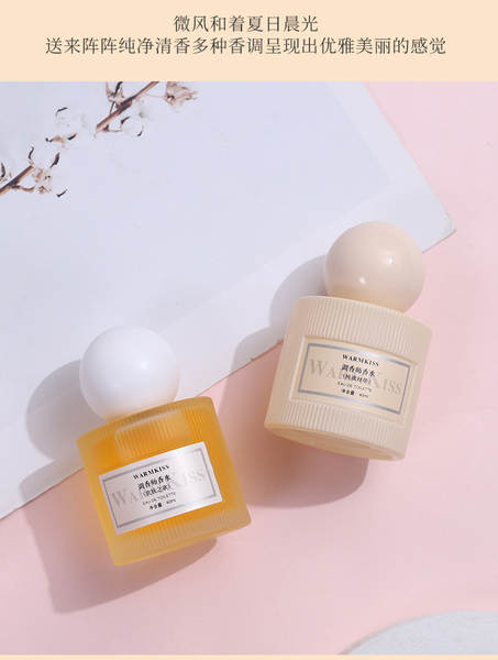Mulheres perfumadas com perfume no mercado noturno de luxo.