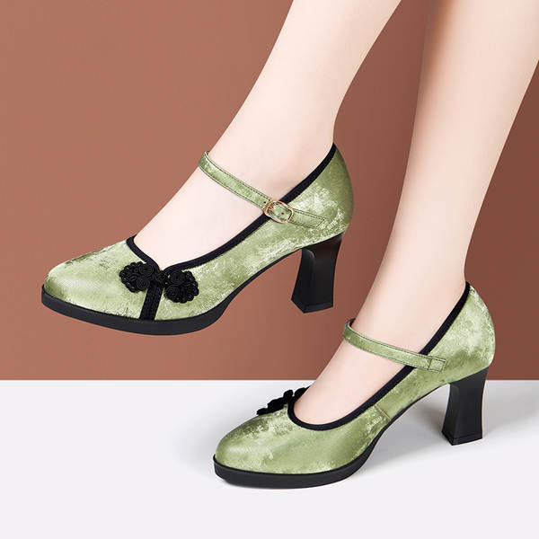 Mulheres chinesas usam sapatos de verão com calçado de cavalo