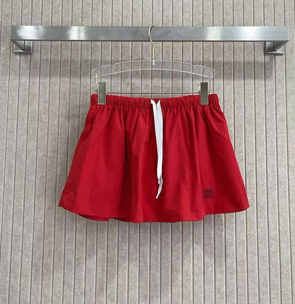 No verão, a nova versão de alta qualidade do óleo do sul com a letra mmu é estampada com uma corda fina e meio-cortinha.