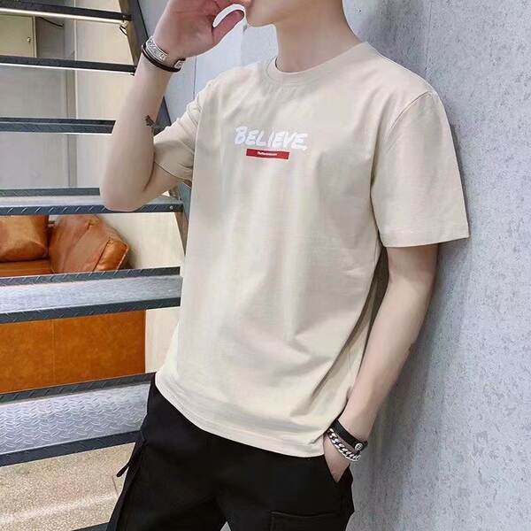 T-shirt de verão de cor branca e branca para homens com meias mãos.