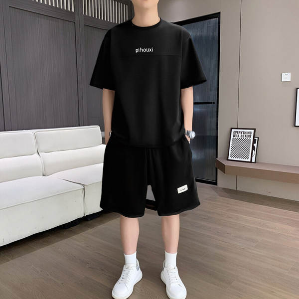 No verão, os homens usam camisetas masculinas com camisetas masculinas com camisetas masculinas.