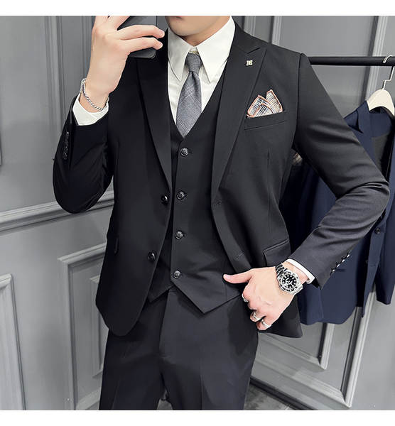 No verão de 23 anos, os homens vestidos com roupas de cor branca e branca usam três camisetas de roupas de casaco.