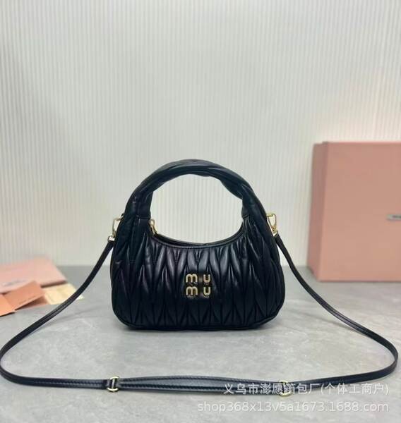 Bolsa feminina de couro com detalhes em pregas