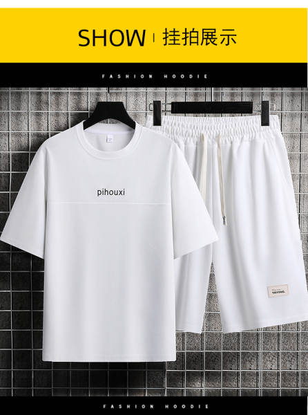 No verão, os homens usam camisetas masculinas com camisetas masculinas com camisetas masculinas.