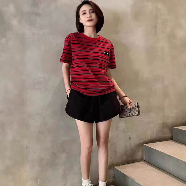 Camisa feminina de manga curta com estampa de listras