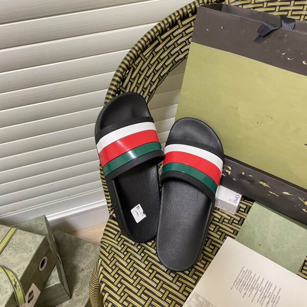 Jovens e mulheres da mesma faixa etária em casa com sapatos de praia em casa