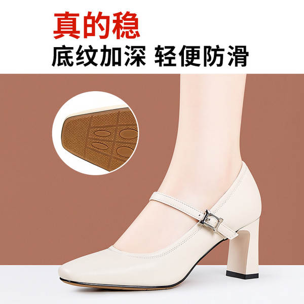 Sapatos de couro branco e branco com sapatos de roupa suave, confortável e não cansativo.