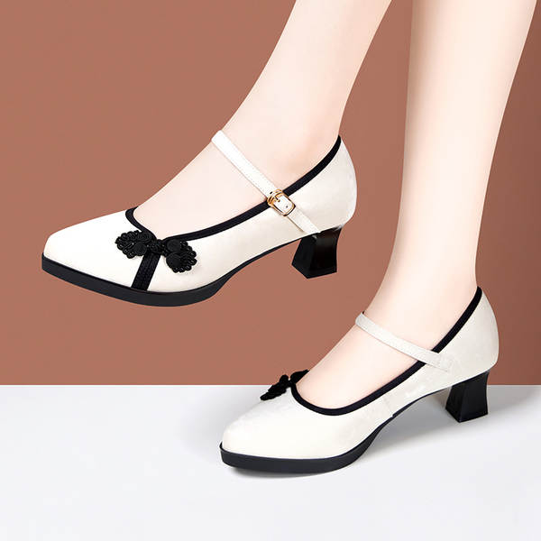 Mulheres chinesas usam sapatos de verão com calçado de cavalo