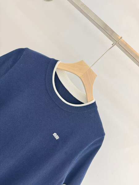 Vestido feminino de alta qualidade de Shenzhen South Oil 25 manhã outono miu casa corda corda corda corda de mão curta moda simples de 100 camisetas