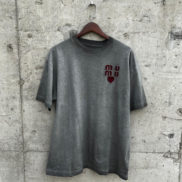 Camiseta short sleeve com estampa e detalhes em wash
