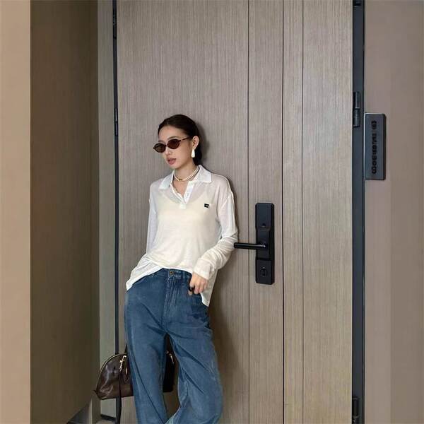 Camiseta feminina de polo com bordado