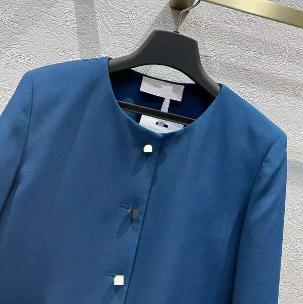 Conjunto de saia e jaqueta curta
