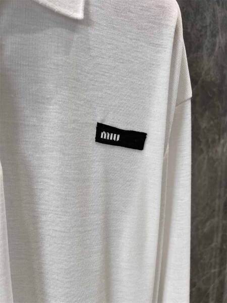 Camiseta feminina de polo com bordado