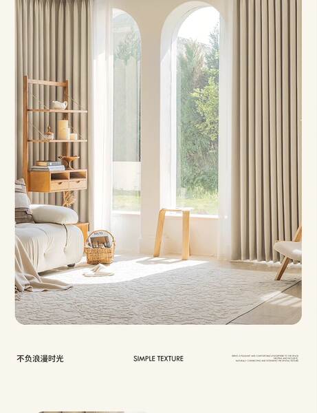Curta-cabeças duplas de chaminé de cobertura completa na sala de estar do quarto com cortinas modernas e simples de creme de vento francês.