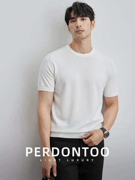 No outono, os homens usam camisetas de couro curto.