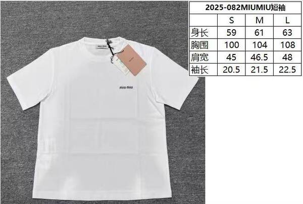 Camiseta feminina curta de manga com estampa de letra