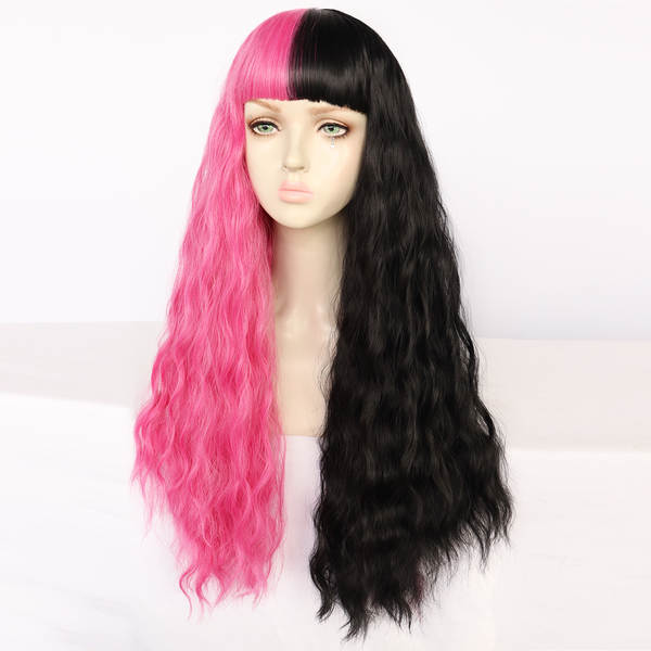 Melanie é a personagem principal do longa-metragem, com o cabelo duplo.