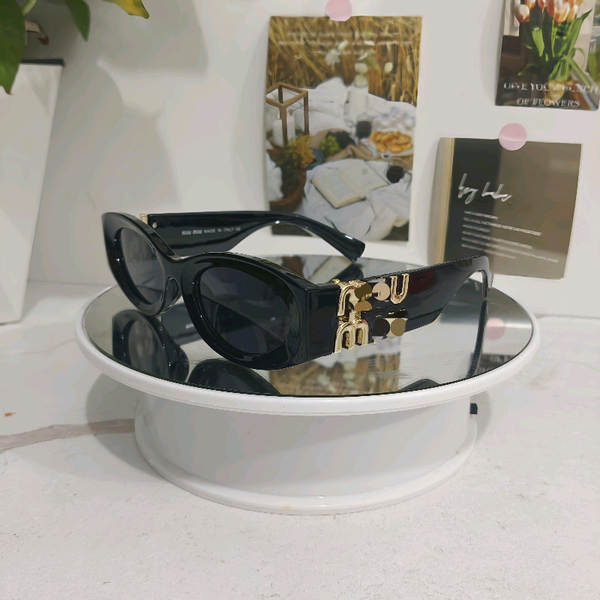 Miu Lentes Mulher 2024 Novos Óculos de Sol Móveis Single Lentes de Lente Ampla Perna Logotipo de Ouro Óculos de Microfone