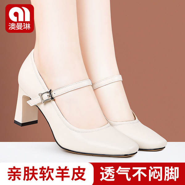Sapatos de couro branco e branco com sapatos de roupa suave, confortável e não cansativo.