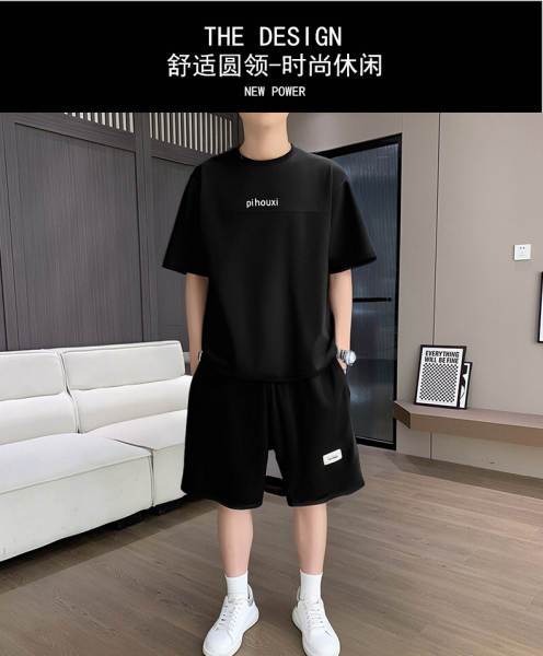No verão, os homens usam camisetas masculinas com camisetas masculinas com camisetas masculinas.