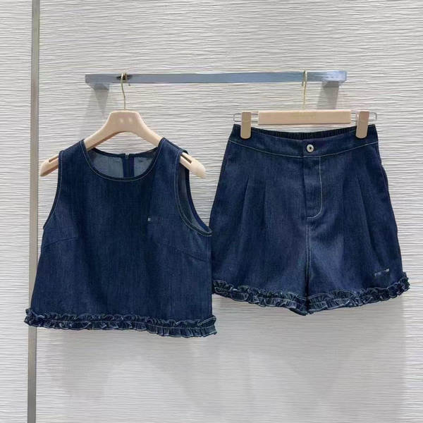 Conjunto sem mangas e short com detalhes em flor